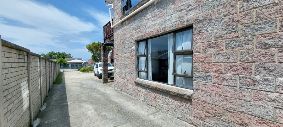 5 Bedroom Property for Sale in Sunrise On Sea Eastern Cape